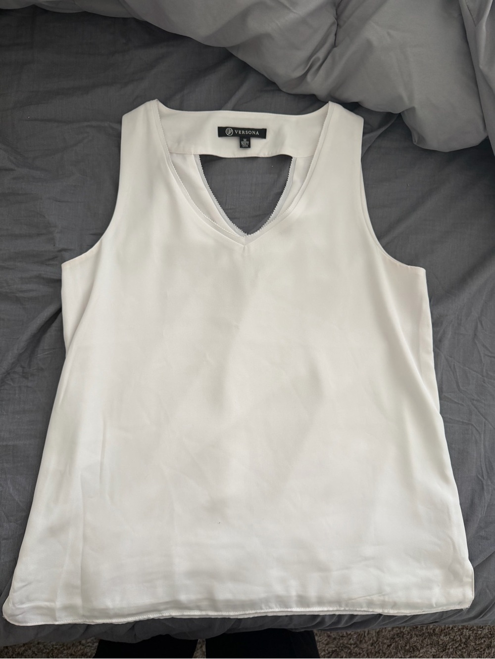 Versona sleeveless cut out halter white tank top blouse size M in good condition